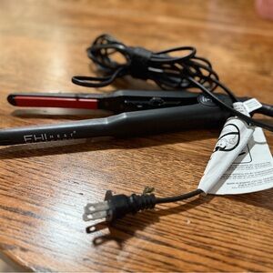 Like New FHI Heat Platform 1/2” Flat Iron